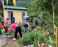 Phụ huynh phối hợp cùng nhà trường dọn vệ sinh đầu năm học