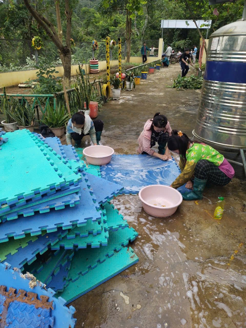 phối hợp cùng phụ huynh vệ sinh đồ dùng phục vụ công tác bán trú