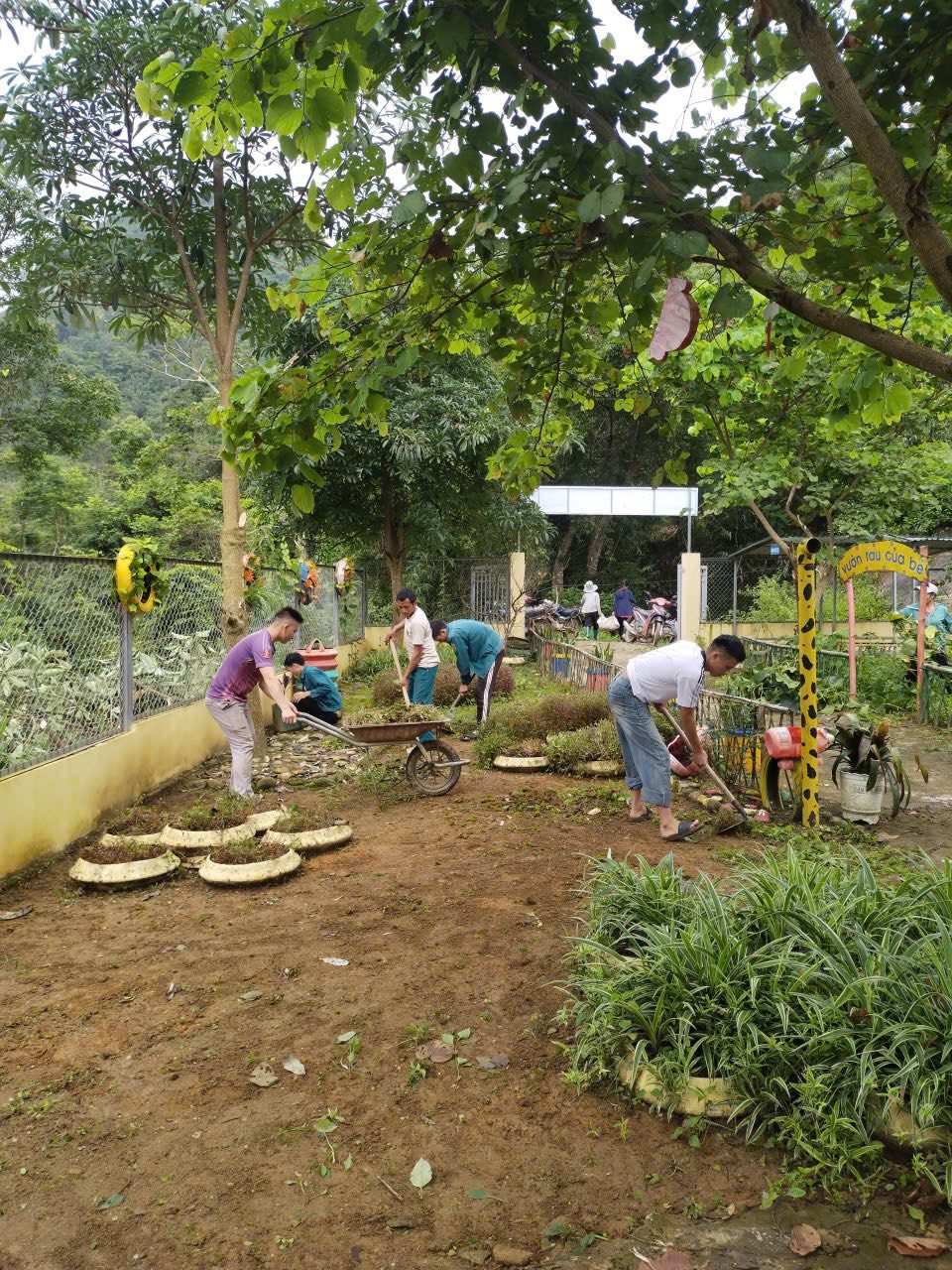 Phụ huynh hỗ trợ cô giáo dọn vệ sinh xuong quang trường