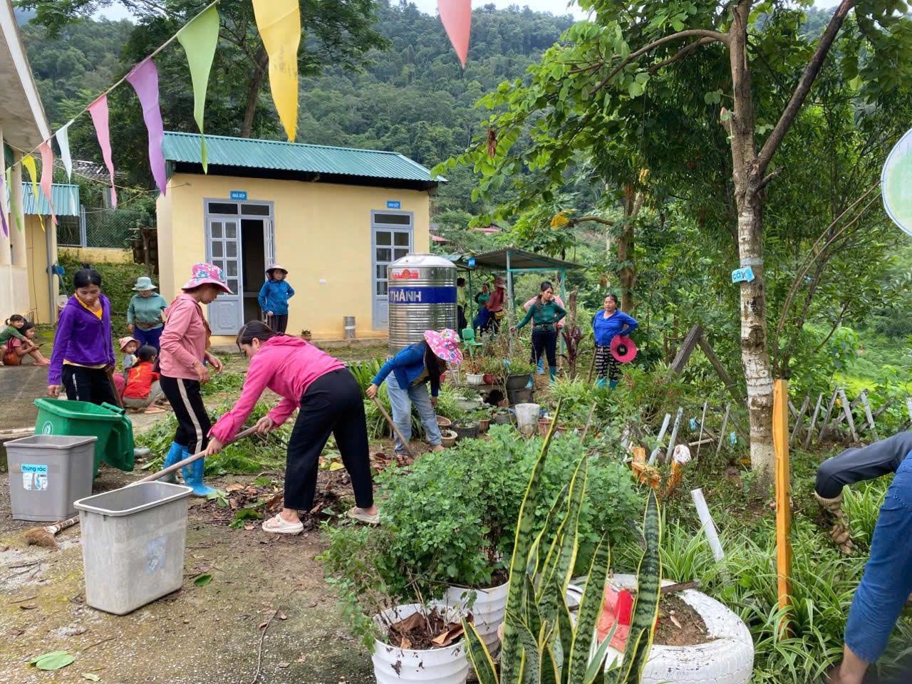 Phụ huynh phối hợp cùng nhà trường dọn vệ sinh đầu năm học